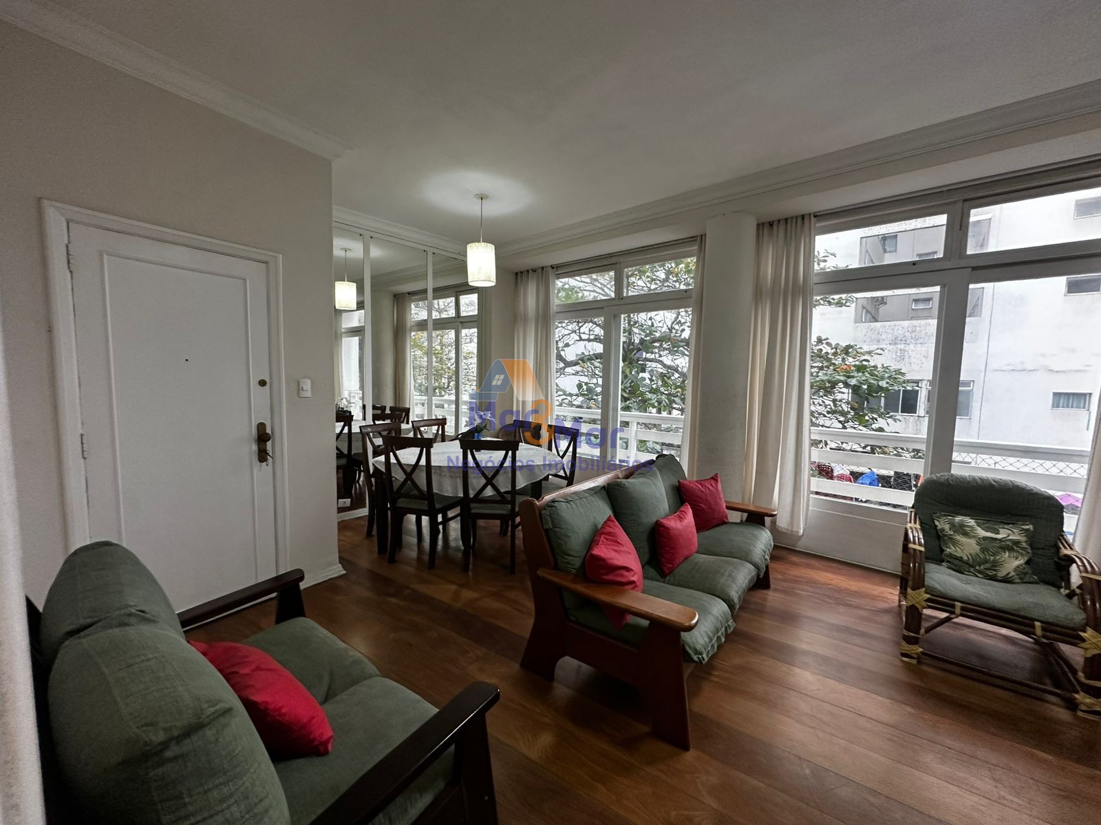 Apartamento na Praia das Pitangueiras, Guarujá - SP