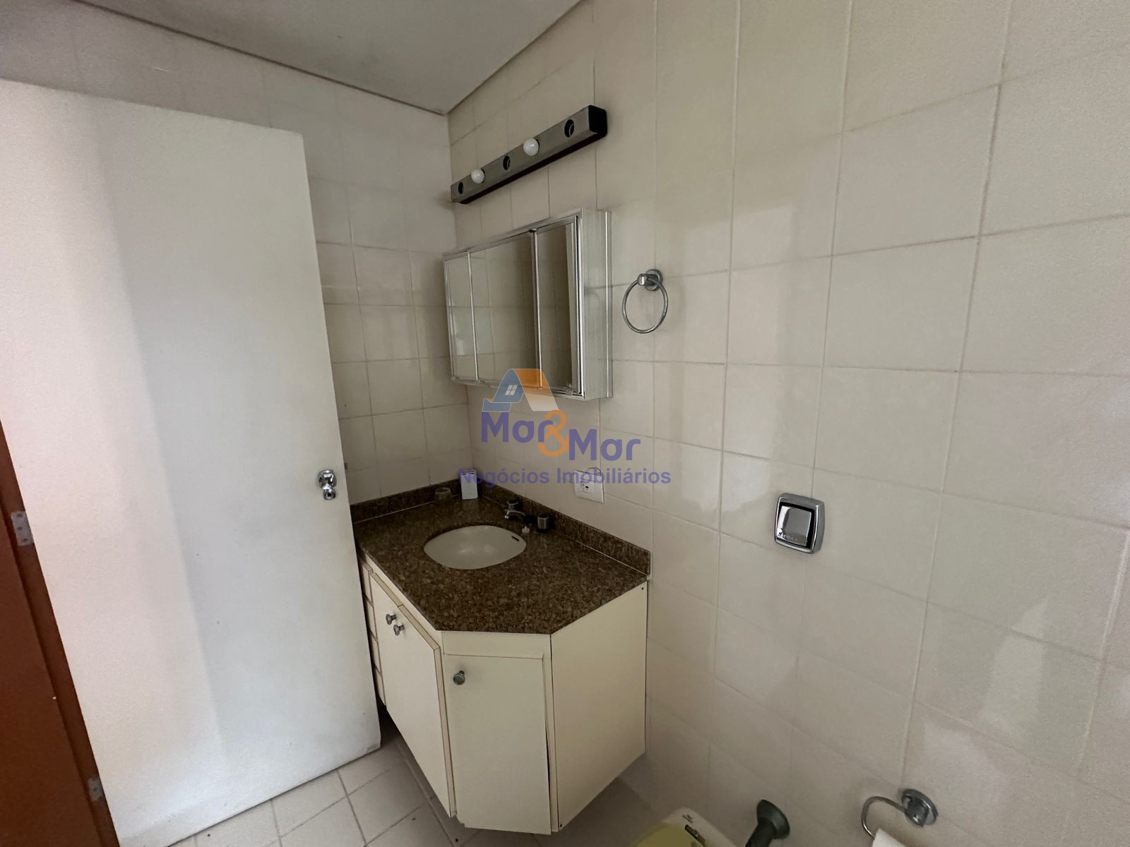 Apartamento na Praia das Pitangueiras, Guarujá - SP