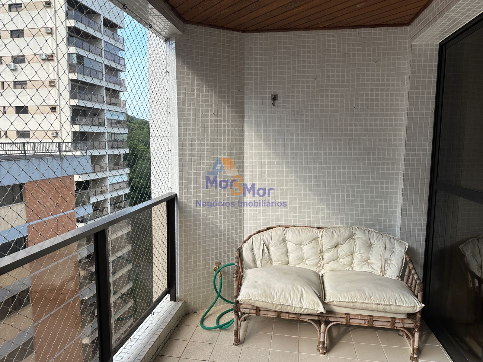 Apartamento na Praia das Pitangueiras, Guarujá - SP