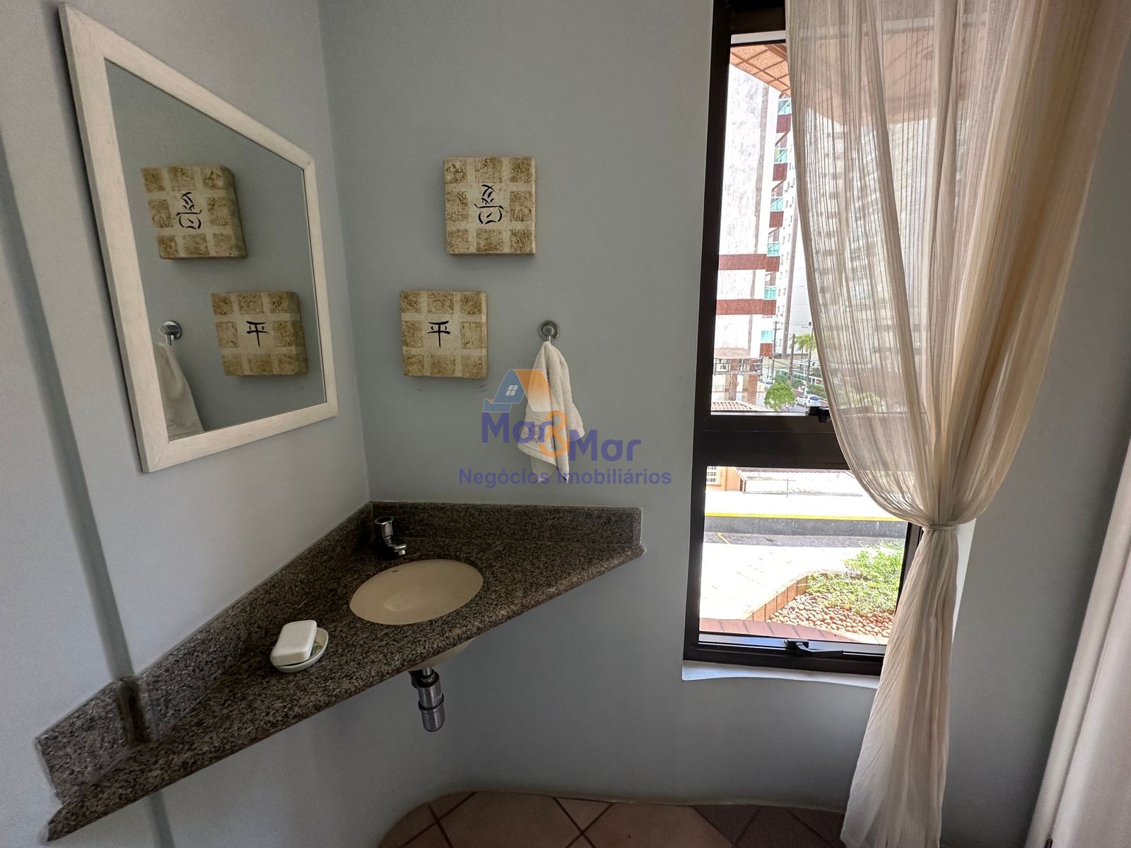 Apartamento na Praia das Pitangueiras, Guarujá - SP