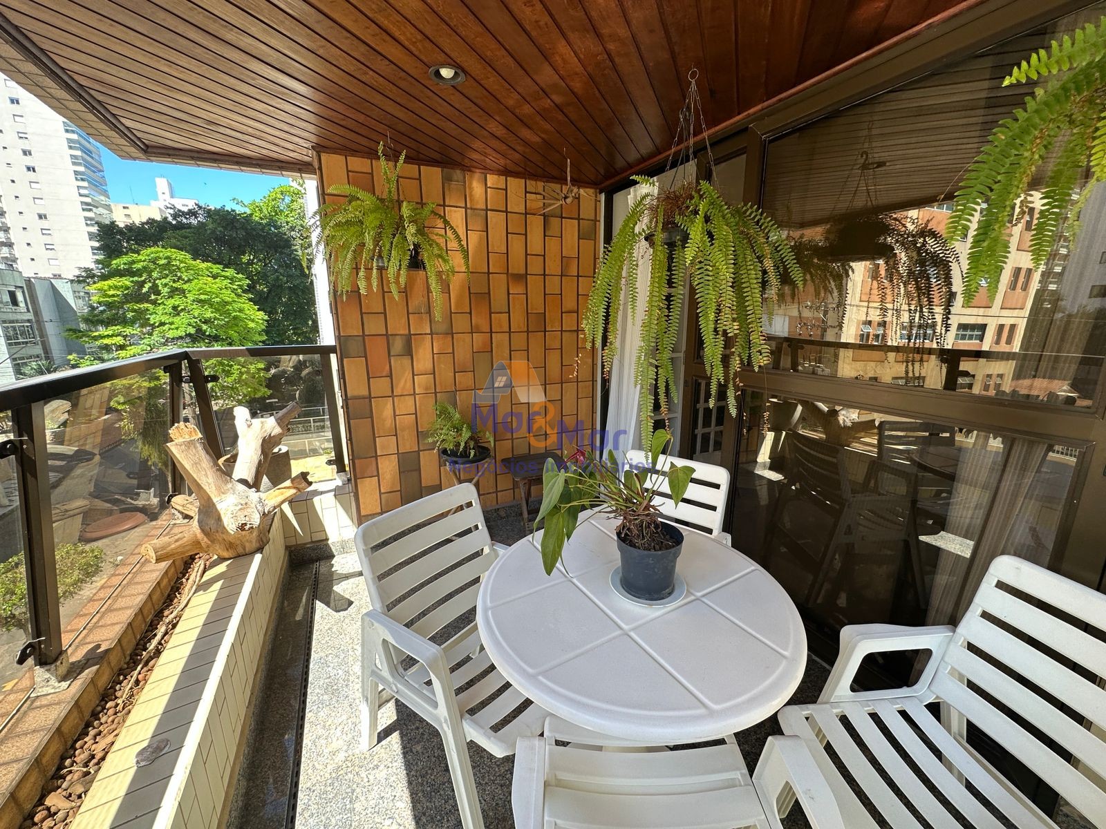 Apartamento na Praia das Pitangueiras, Guarujá - SP