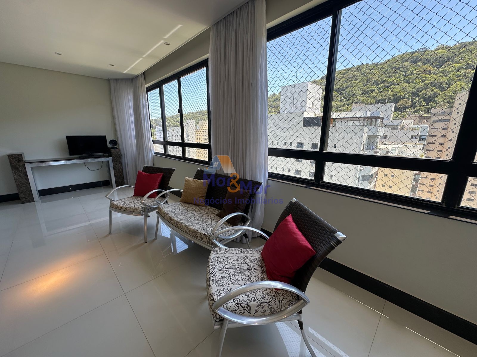 Apartamento na Praia das Pitangueiras, Guarujá - SP
