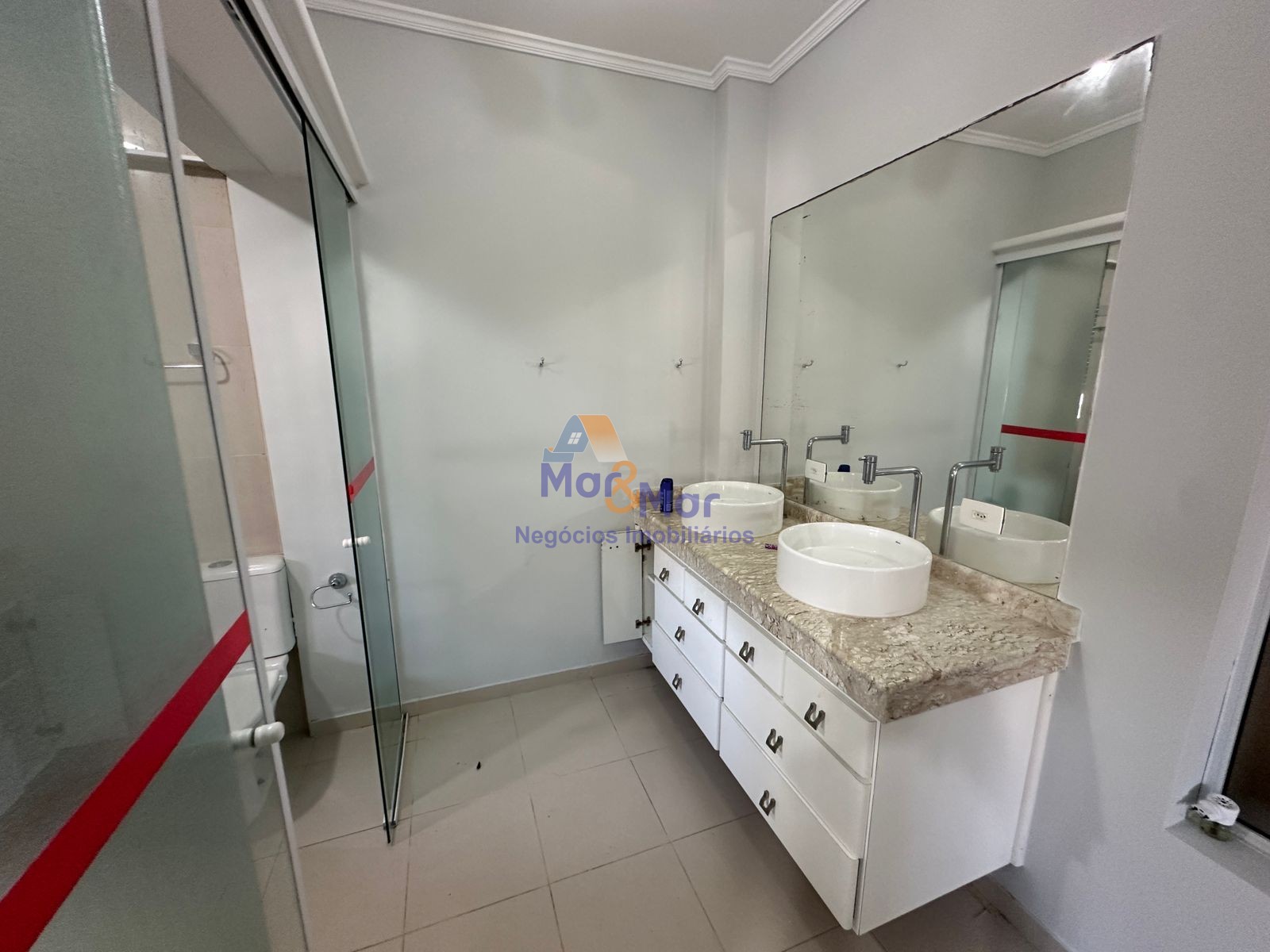 Apartamento na Praia das Pitangueiras, Guarujá - SP