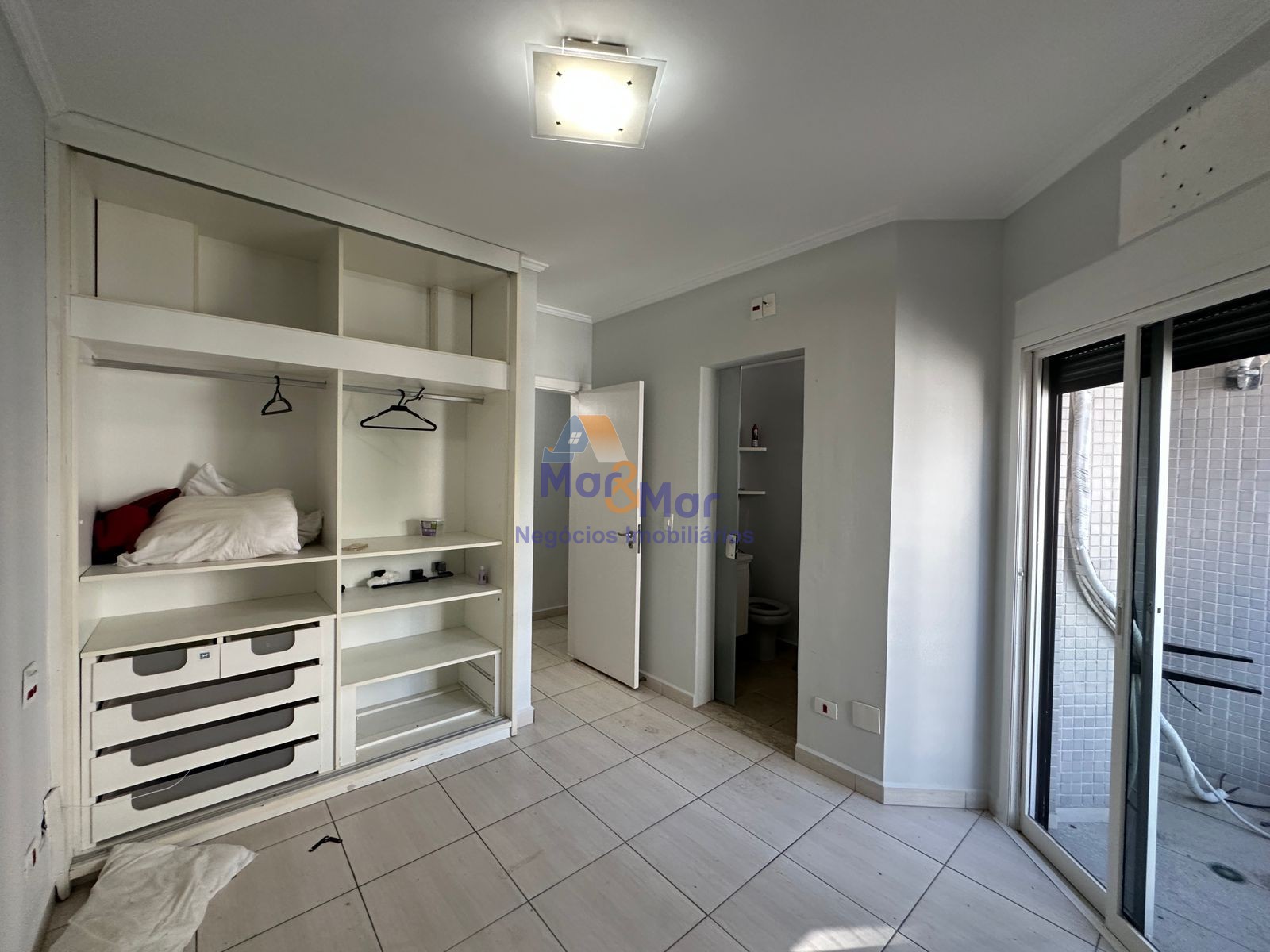 Apartamento na Praia das Pitangueiras, Guarujá - SP