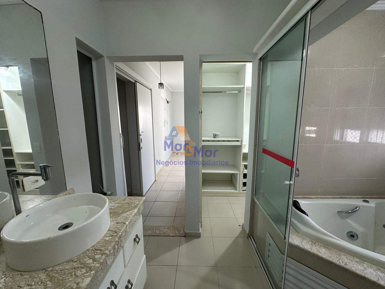 Apartamento na Praia das Pitangueiras, Guarujá - SP