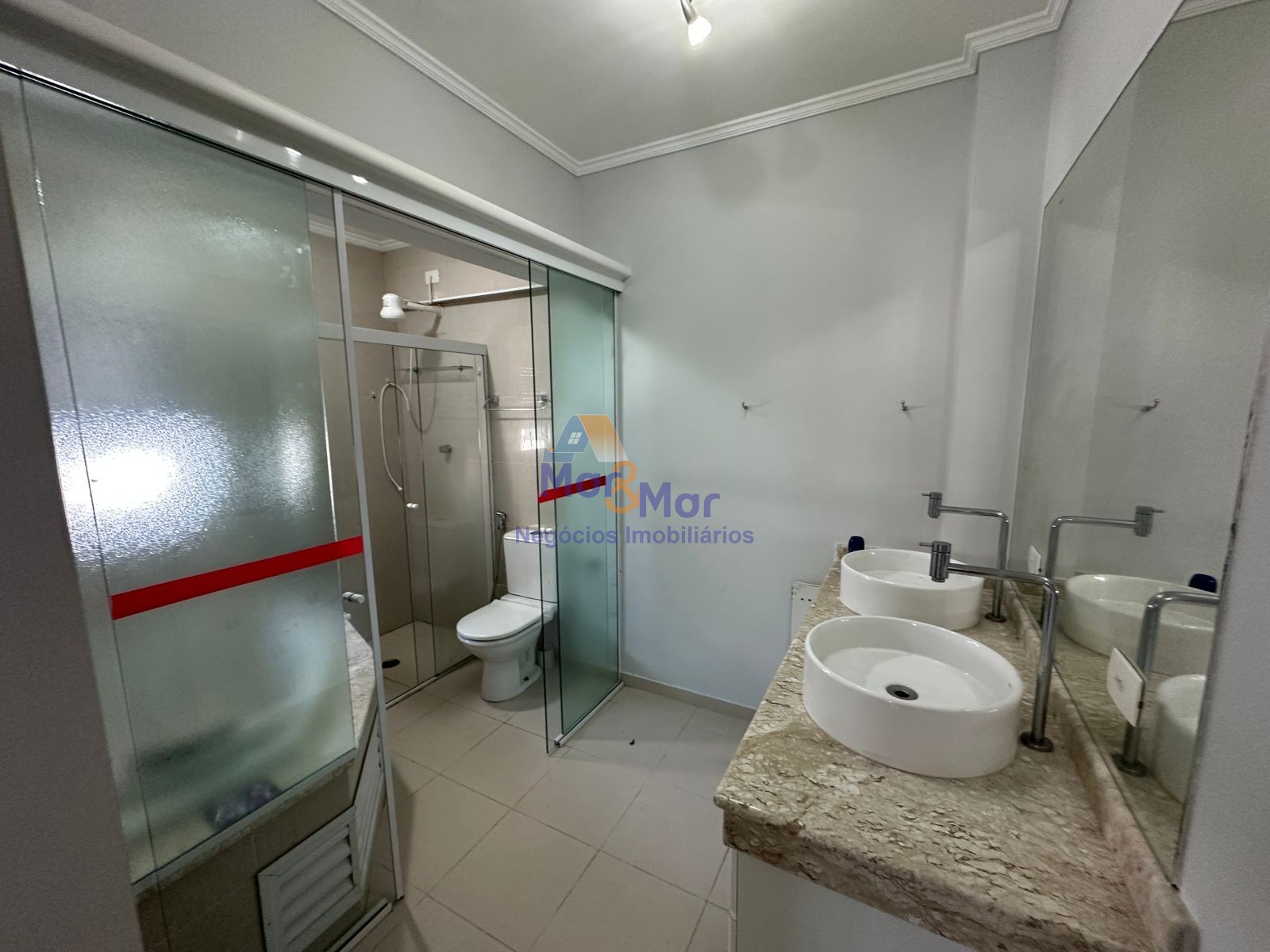 Apartamento na Praia das Pitangueiras, Guarujá - SP